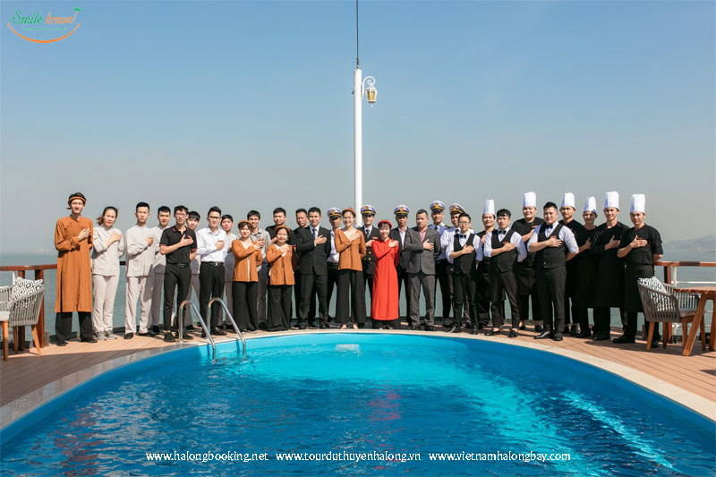 Staff Heritage Cruise Halong Bay, Du Thuyền Heritage Cruise 5 Sao
