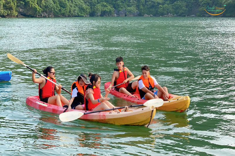 Trải nghiệm chèo kayak trong lịch trình tour du thuyền Capella Hạ Long