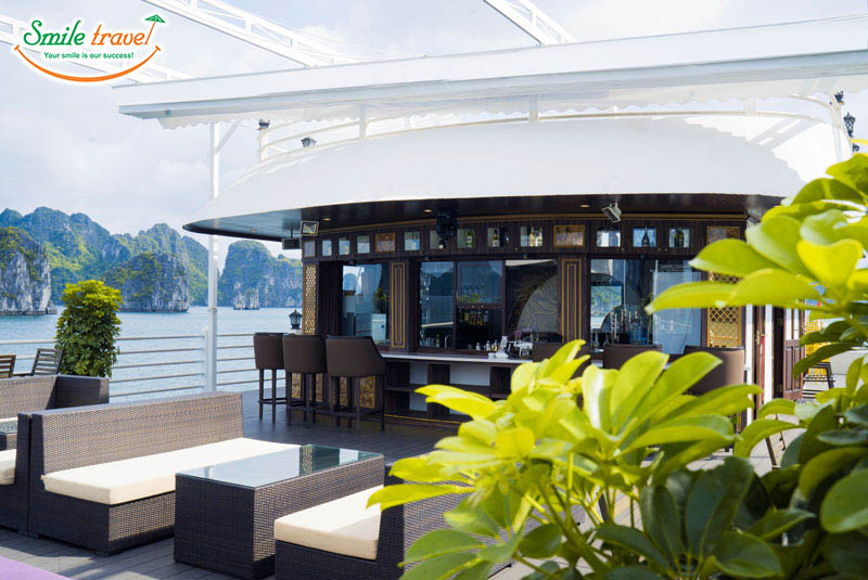 Bar-Sundeck-Athena-luxury-Cruise Halong bay