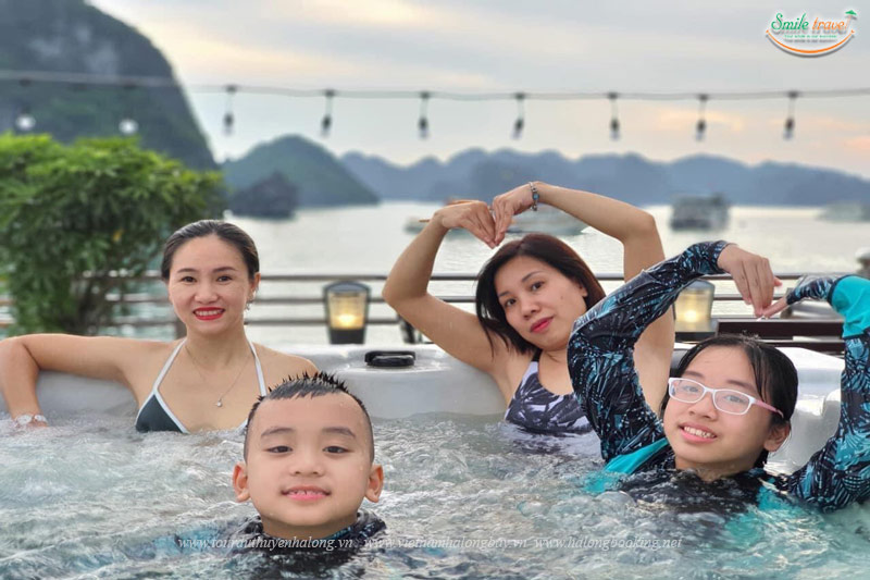Pool- Athena Royal Cruise Halong Bay