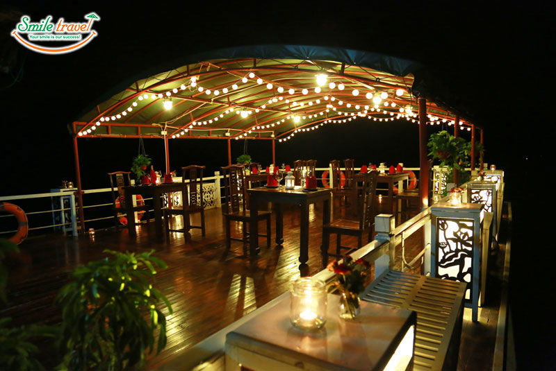 Renea-Cruise-Restaurant-Dinner-on-Top-Deck-smiletravel