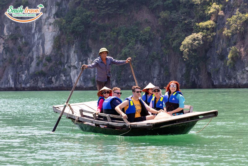 Sampan-rowing-boat-Indochine-Cruise 5*-Halongbay-Vietnamhalongbay.com