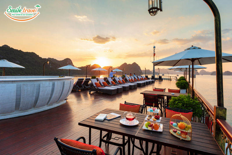 Sundeck-Afternoon-tea-at-Sunset-Indochine-Cruise 5*-Halongbay-Vietnamhalongbay.com