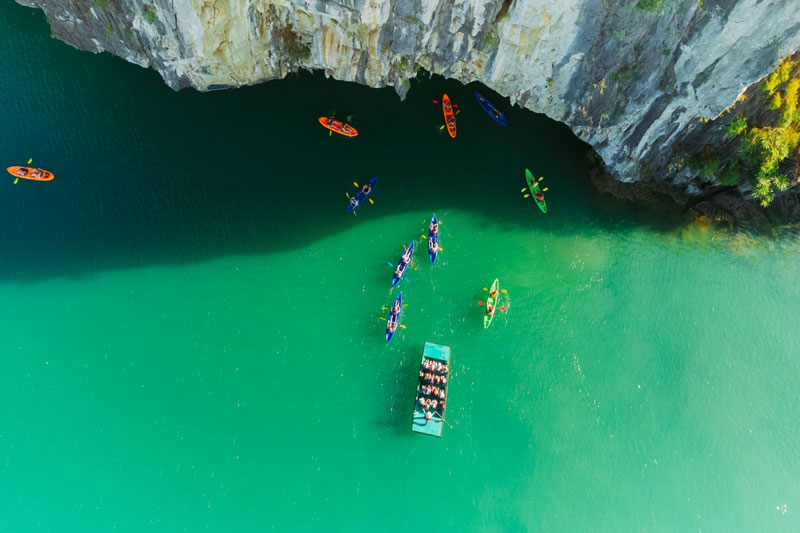 Kayak-Halong Excursion 5 Stars Luxury Cruise-Vietnamhalongbay