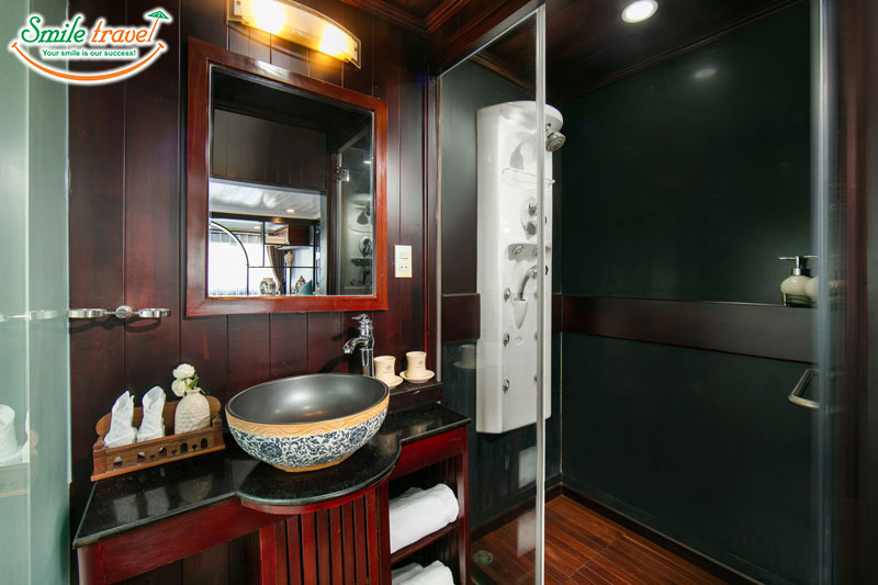 Bath Suite cabin La Regina Classic Smiletravel Halongbay