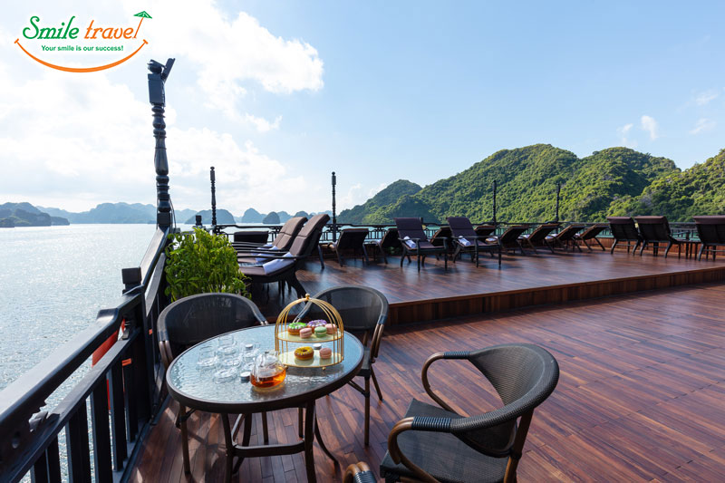 Sundeck-La-Regina-Grand-Smiletravel-Halongbay