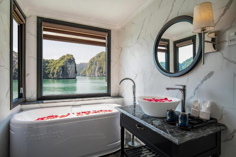 Bathtub-Rosy cruise Halong Bay