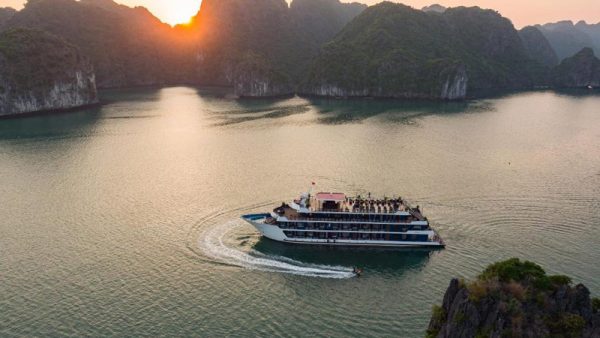 Rosy cruise Halong Bay