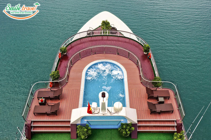 Jacuzzii pool Dora Cruise Smiletravel Halong Bay