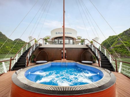 Four-season swimming pool - M'Gloria cruise Lan Ha Bay