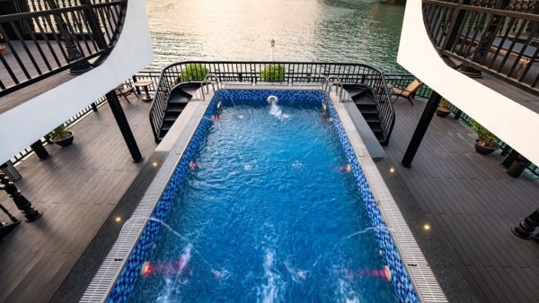 Mini swimming pool on Rita cruise