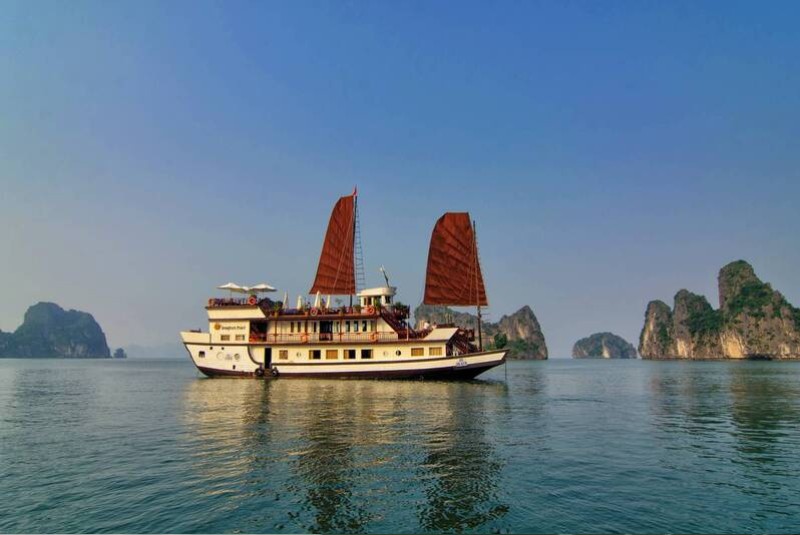 Dragon Pearl Cruise is designed based on the idea of ​​traditional Chinese sailing boats with three sails