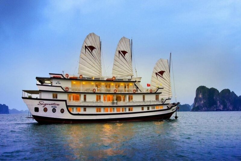 Signature Cruise Bai Tu Long is a modern and luxurious 5-star cruise, belonging to Athena Group